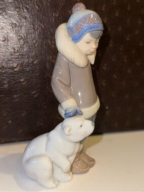 LLADRO Eskimo Boy w/Pet